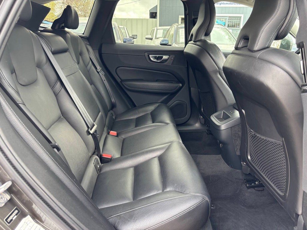 Volvo XC60 Vehicle Full-screen Gallery Image 12