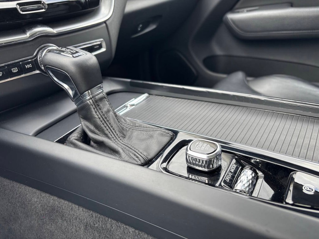 Volvo XC60 Vehicle Full-screen Gallery Image 16
