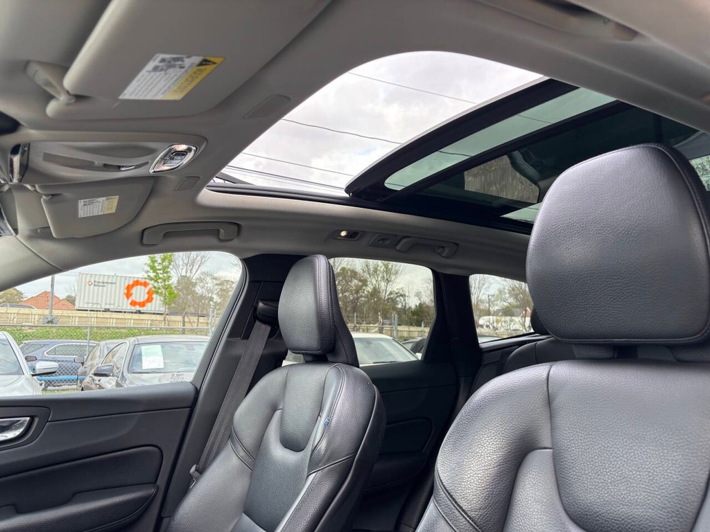 Volvo XC60 Vehicle Full-screen Gallery Image 18