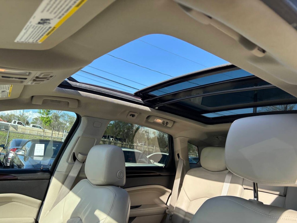 Cadillac SRX Vehicle Full-screen Gallery Image 18