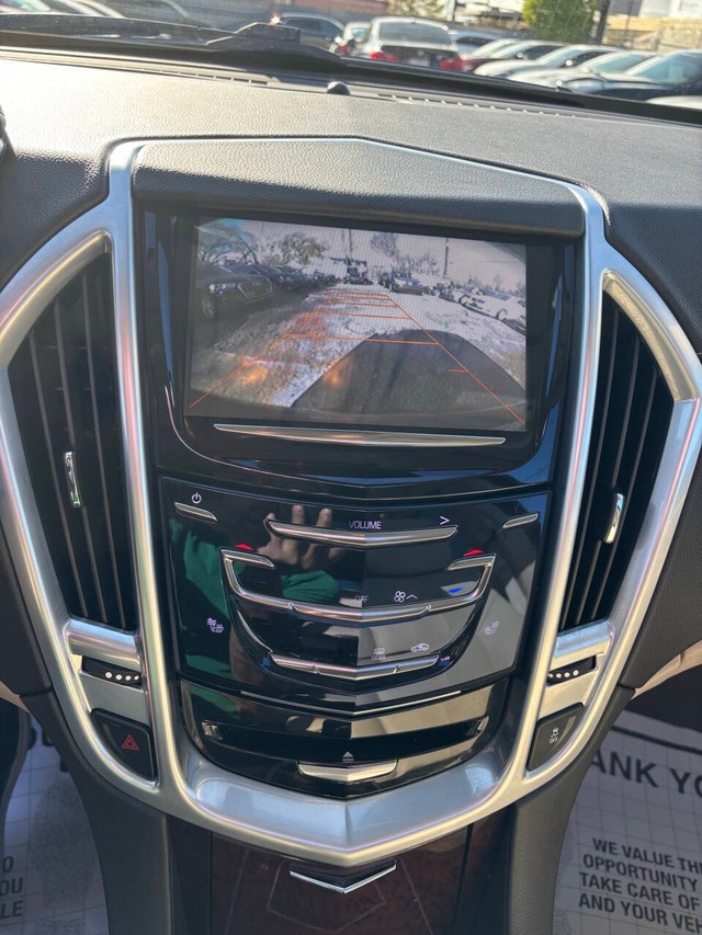 Cadillac SRX Vehicle Full-screen Gallery Image 15