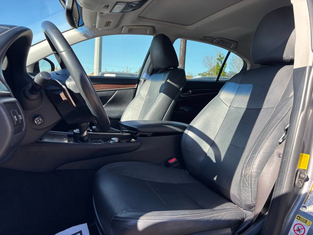 Lexus GS 350 Vehicle Full-screen Gallery Image 09