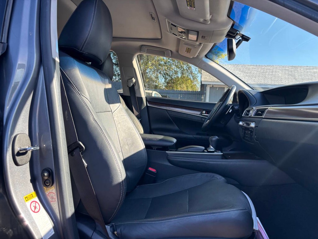 Lexus GS 350 Vehicle Full-screen Gallery Image 10