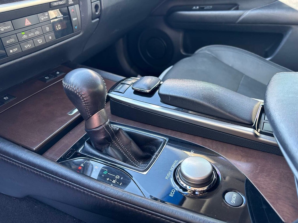 Lexus GS 350 Vehicle Full-screen Gallery Image 17