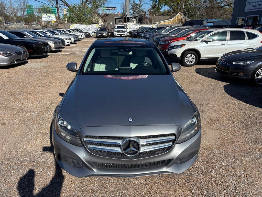 Mercedes-Benz C-Class Vehicle Full-screen Gallery Image 02