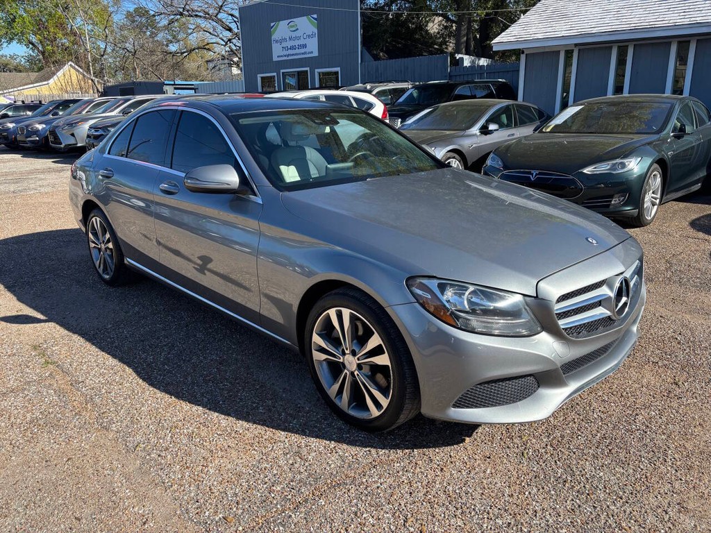 Mercedes-Benz C-Class Vehicle Full-screen Gallery Image 03