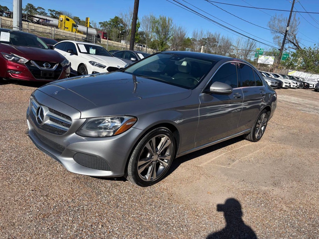 Mercedes-Benz C-Class Vehicle Full-screen Gallery Image 04