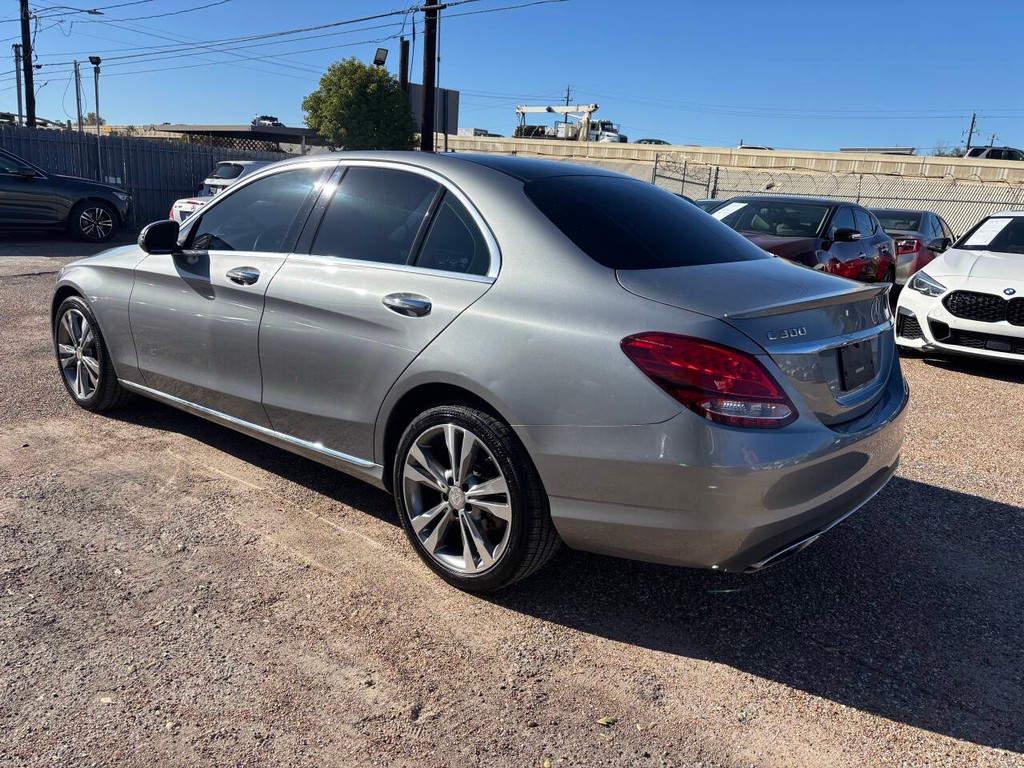 Mercedes-Benz C-Class Vehicle Full-screen Gallery Image 05