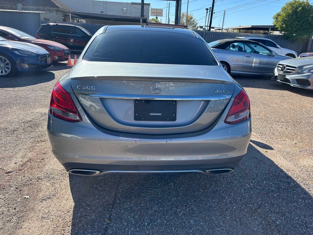 Mercedes-Benz C-Class Vehicle Full-screen Gallery Image 06