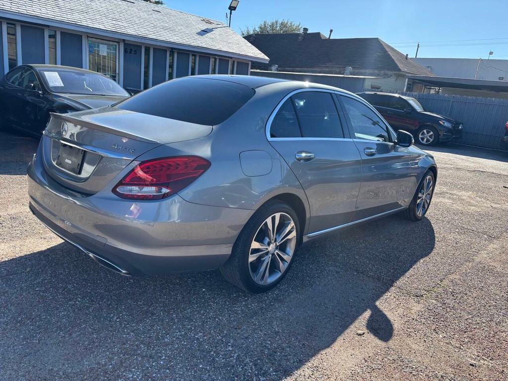 Mercedes-Benz C-Class Vehicle Full-screen Gallery Image 07