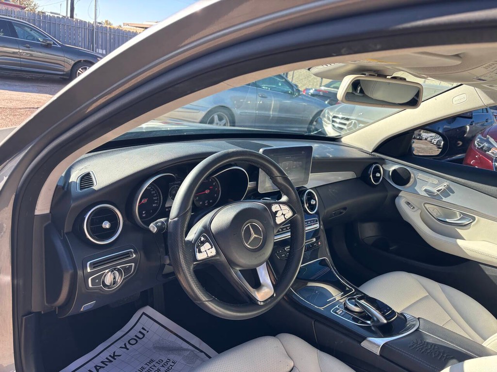 Mercedes-Benz C-Class Vehicle Full-screen Gallery Image 08