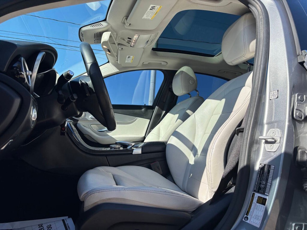 Mercedes-Benz C-Class Vehicle Full-screen Gallery Image 09