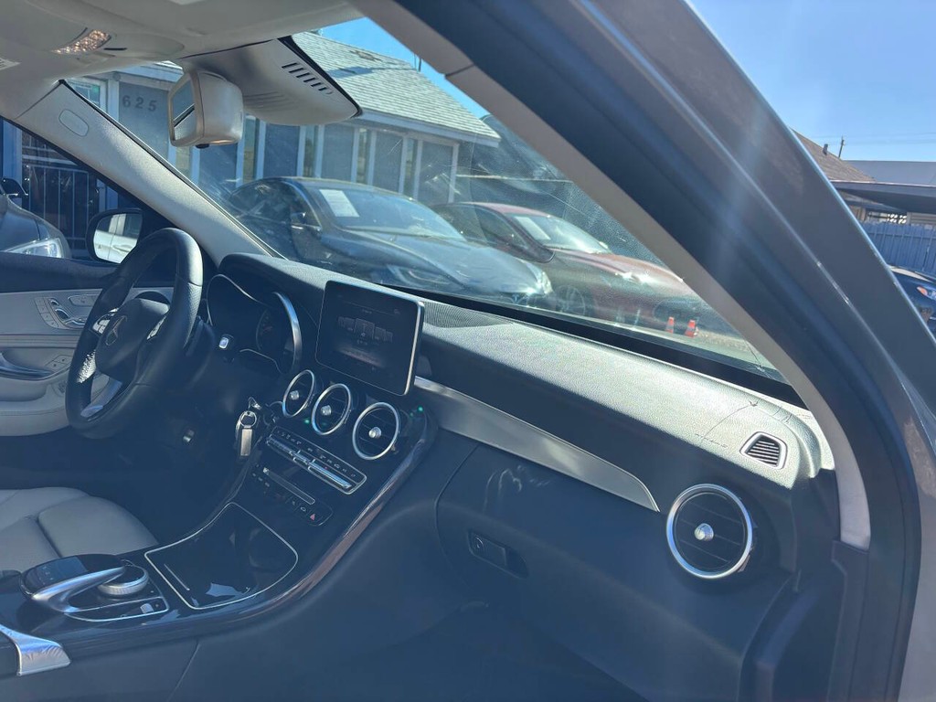 Mercedes-Benz C-Class Vehicle Full-screen Gallery Image 10