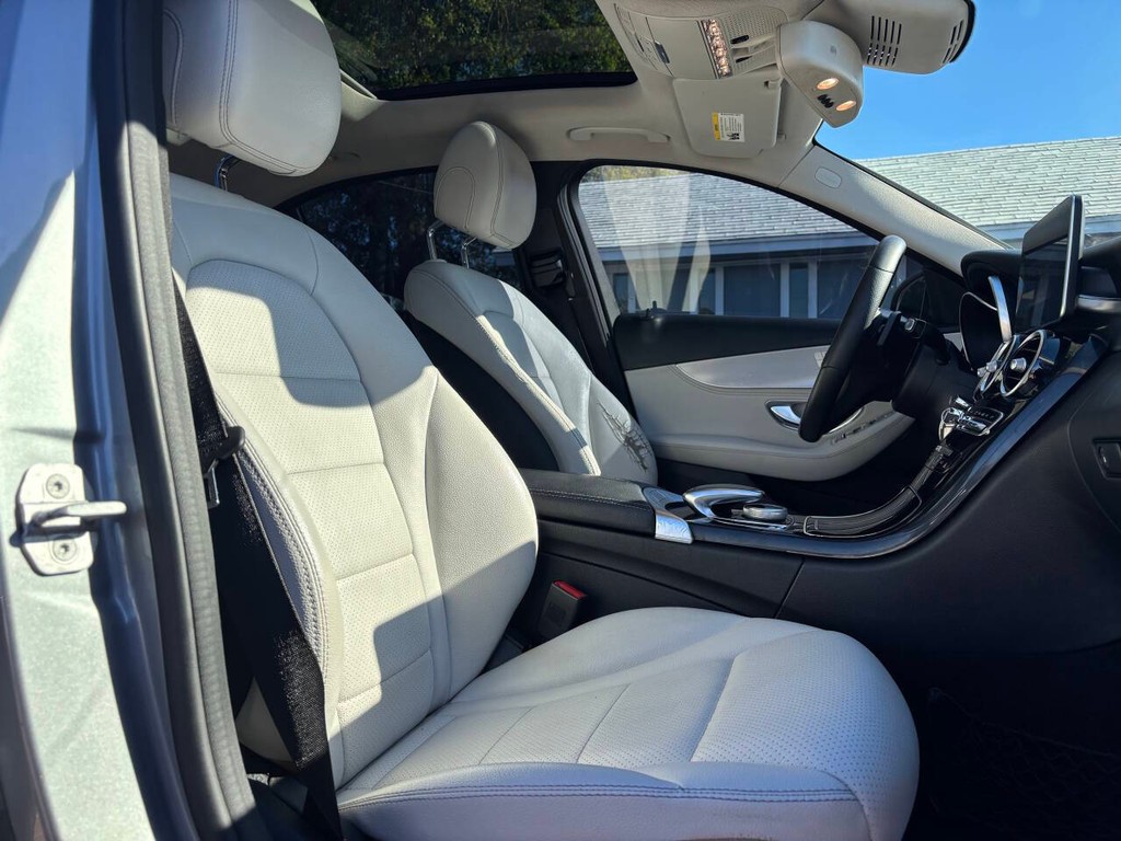 Mercedes-Benz C-Class Vehicle Full-screen Gallery Image 11