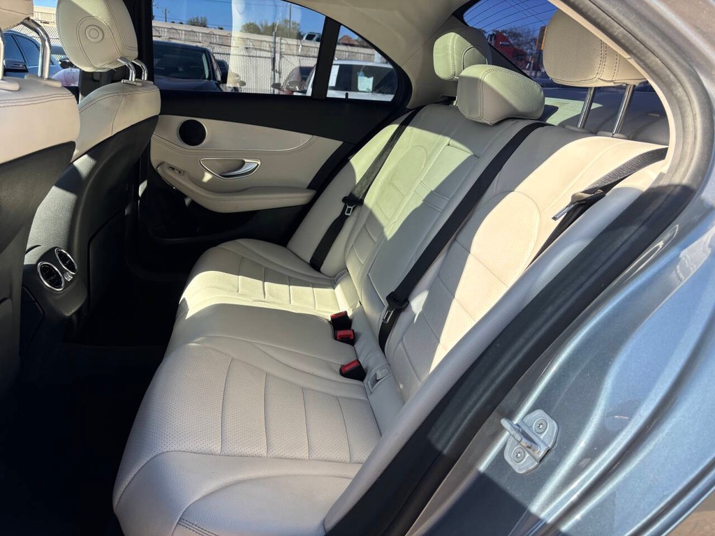 Mercedes-Benz C-Class Vehicle Full-screen Gallery Image 12