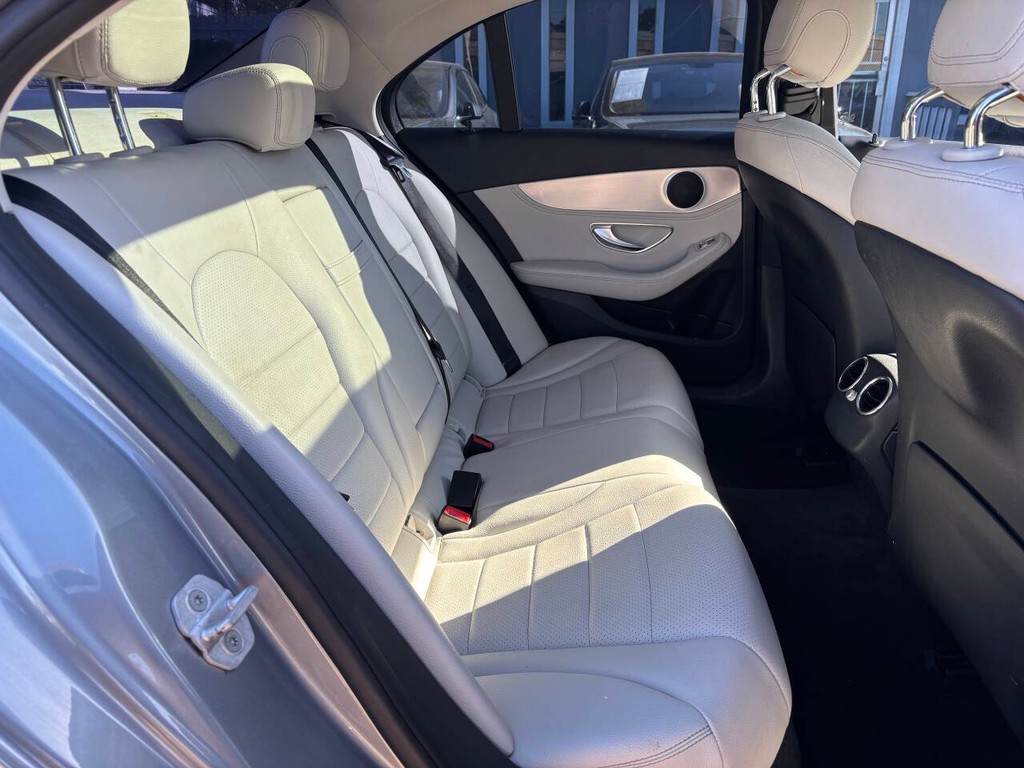 Mercedes-Benz C-Class Vehicle Full-screen Gallery Image 13