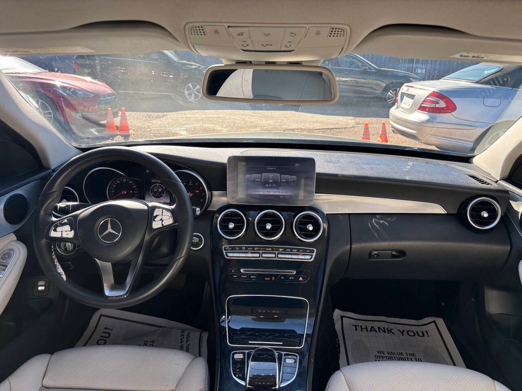 Mercedes-Benz C-Class Vehicle Full-screen Gallery Image 14