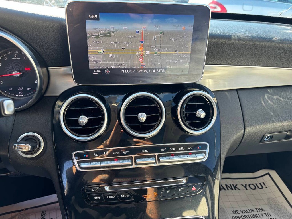 Mercedes-Benz C-Class Vehicle Full-screen Gallery Image 15