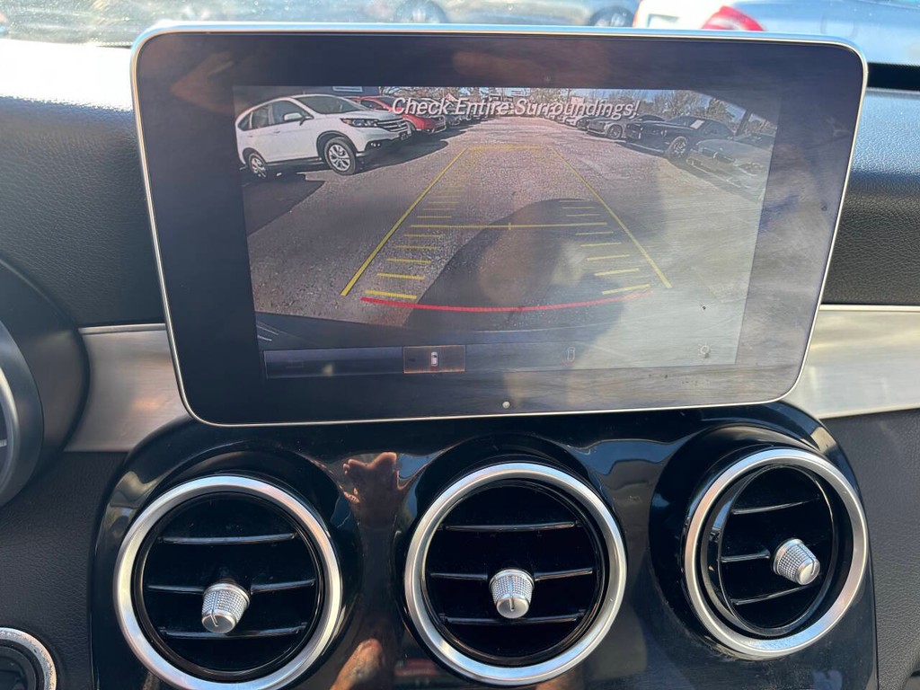 Mercedes-Benz C-Class Vehicle Full-screen Gallery Image 16