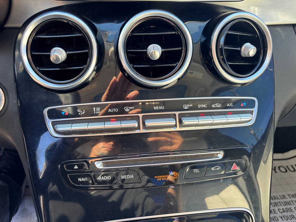 Mercedes-Benz C-Class Vehicle Full-screen Gallery Image 17