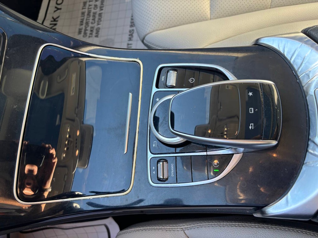 Mercedes-Benz C-Class Vehicle Full-screen Gallery Image 18