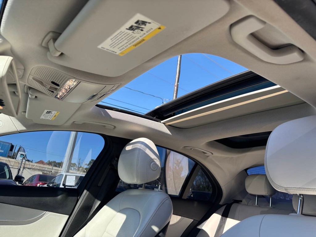 Mercedes-Benz C-Class Vehicle Full-screen Gallery Image 19