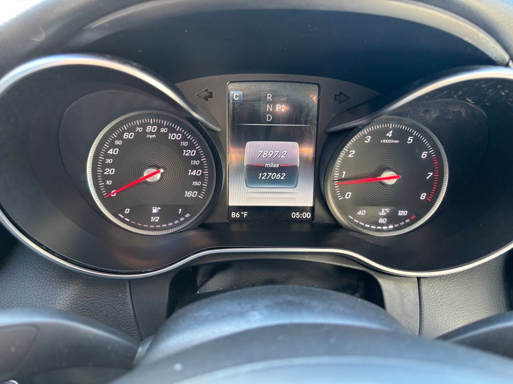 Mercedes-Benz C-Class Vehicle Full-screen Gallery Image 20