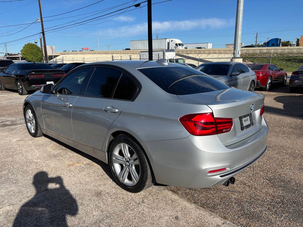 BMW 3 Series Vehicle Full-screen Gallery Image 05