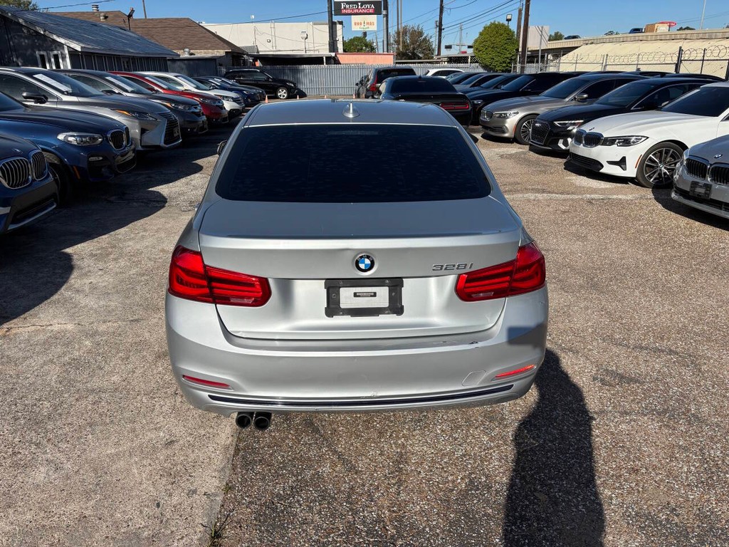 BMW 3 Series Vehicle Full-screen Gallery Image 06