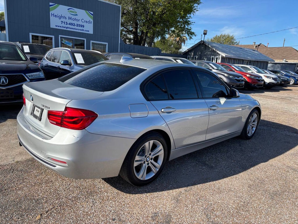 BMW 3 Series Vehicle Full-screen Gallery Image 07