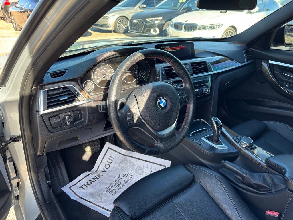 BMW 3 Series Vehicle Full-screen Gallery Image 08