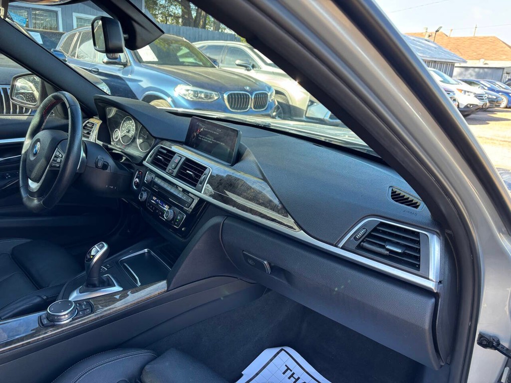 BMW 3 Series Vehicle Full-screen Gallery Image 10