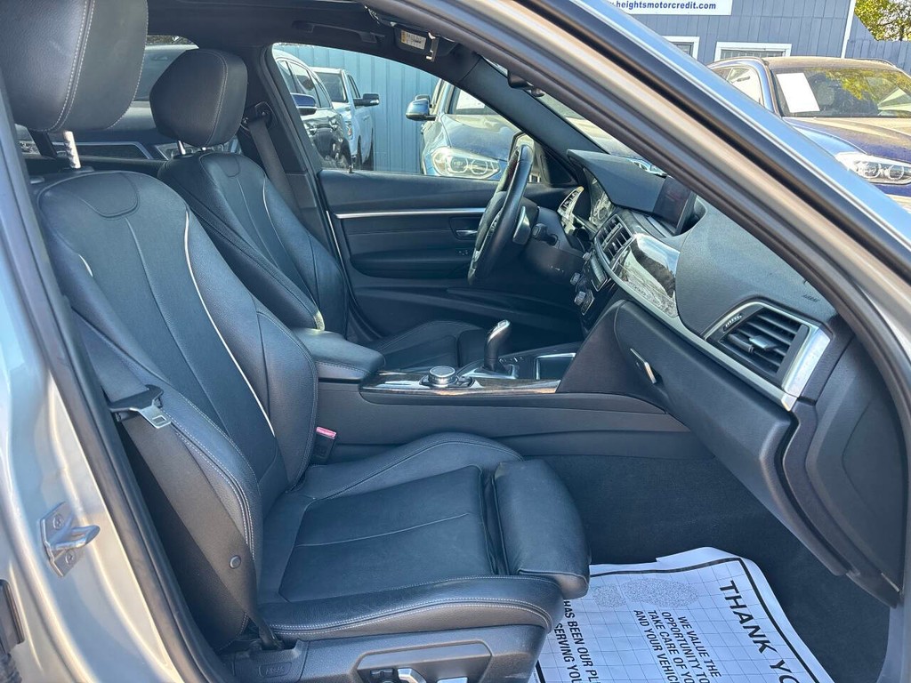 BMW 3 Series Vehicle Full-screen Gallery Image 11