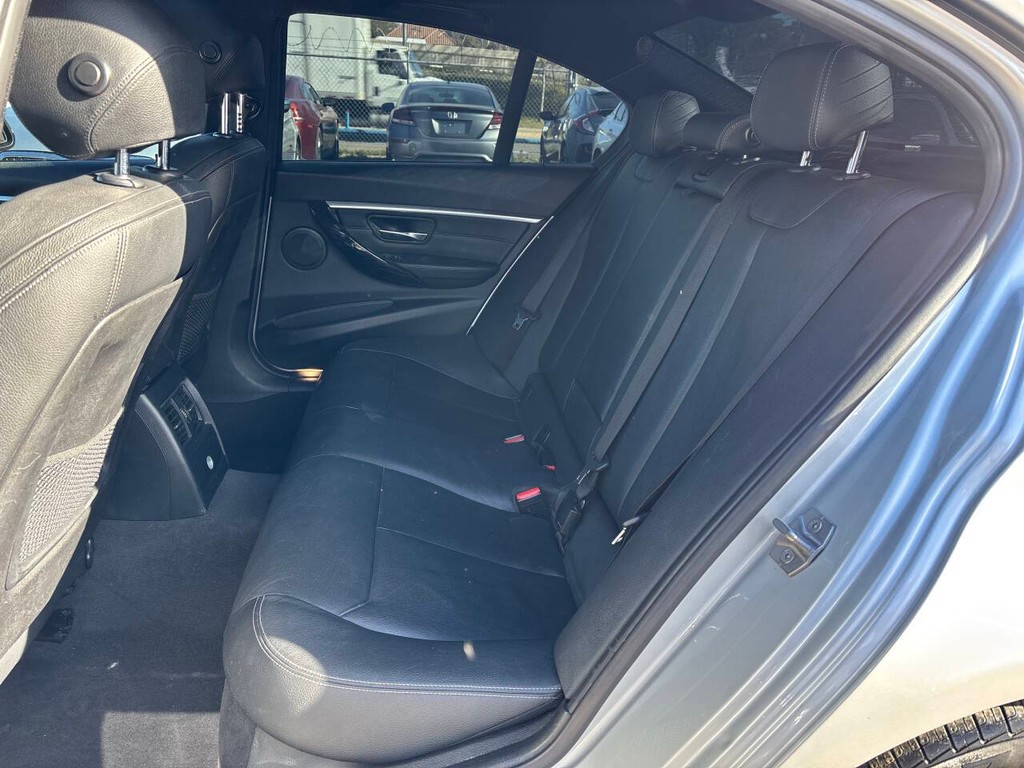 BMW 3 Series Vehicle Full-screen Gallery Image 12