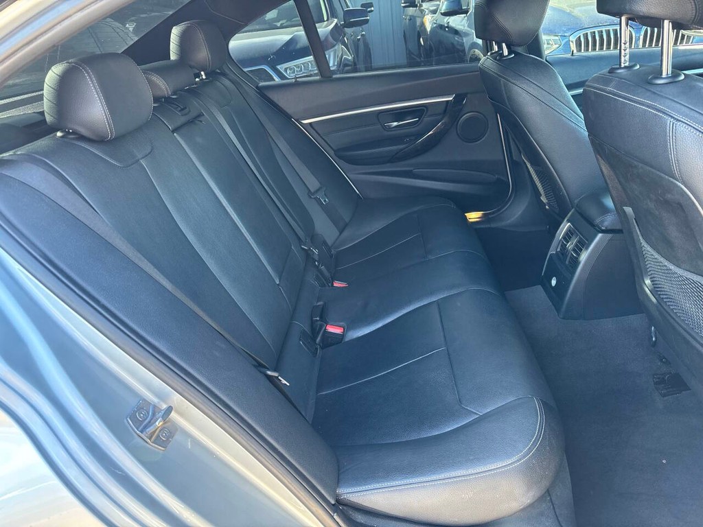 BMW 3 Series Vehicle Full-screen Gallery Image 13