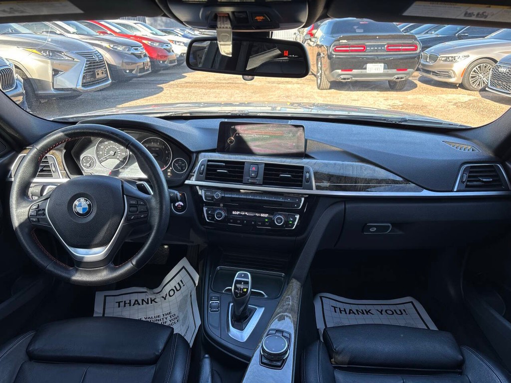 BMW 3 Series Vehicle Full-screen Gallery Image 14