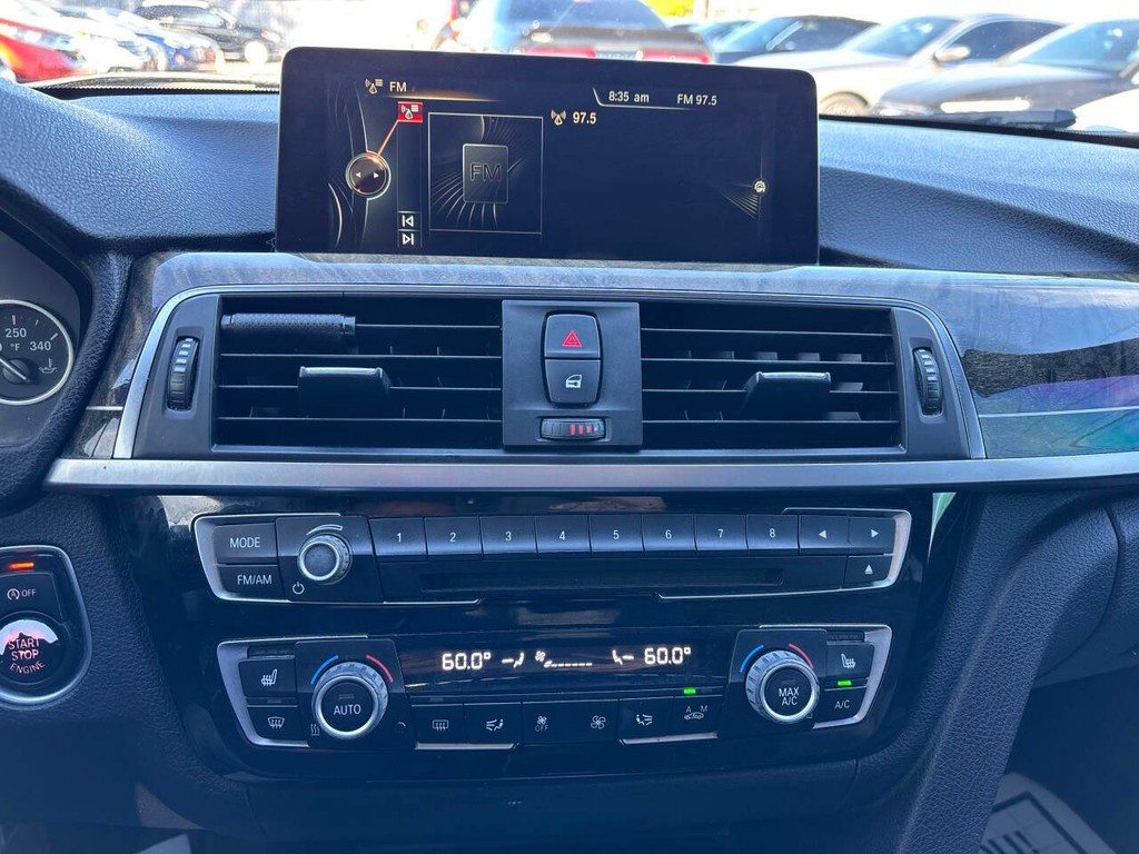 BMW 3 Series Vehicle Full-screen Gallery Image 15