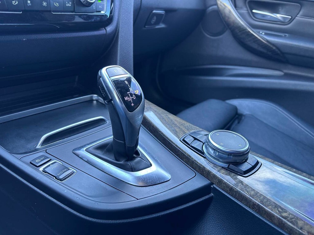 BMW 3 Series Vehicle Full-screen Gallery Image 17