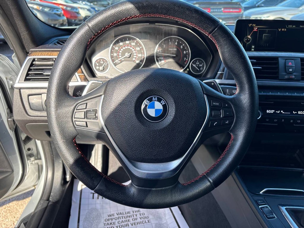 BMW 3 Series Vehicle Full-screen Gallery Image 18