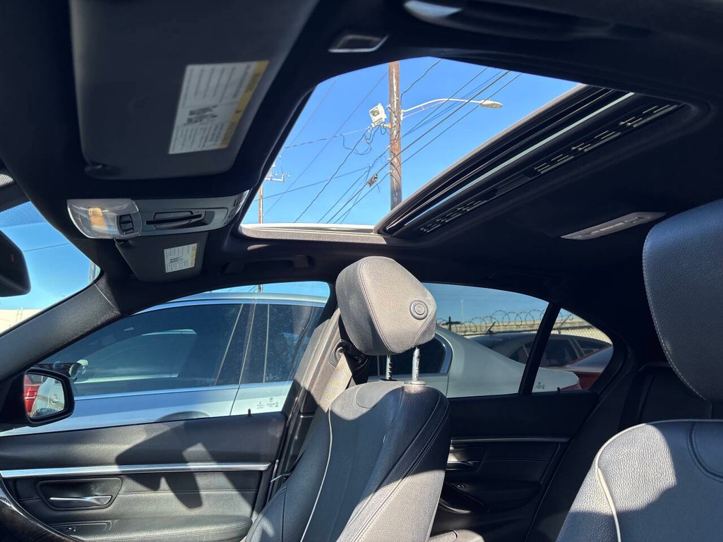 BMW 3 Series Vehicle Full-screen Gallery Image 19