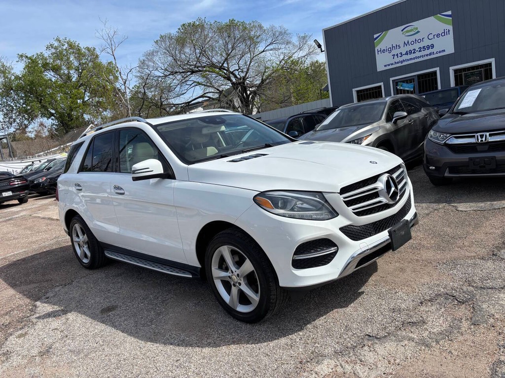 Mercedes-Benz GLE Vehicle Full-screen Gallery Image 02