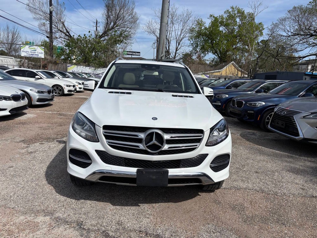 Mercedes-Benz GLE Vehicle Full-screen Gallery Image 03