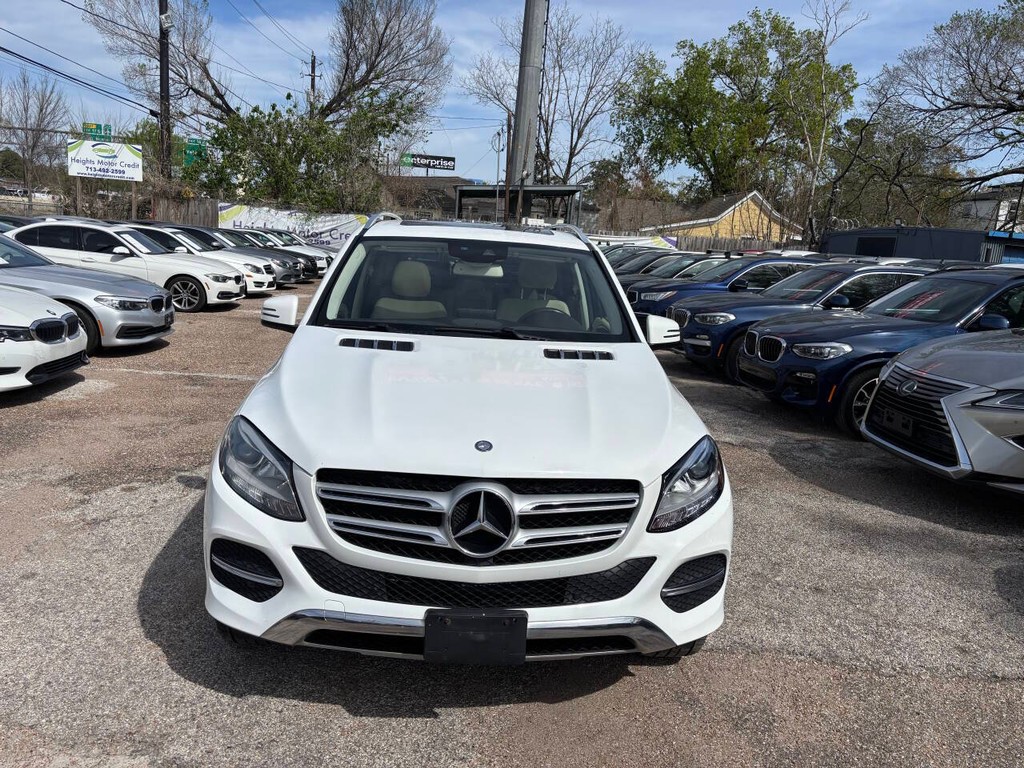 Mercedes-Benz GLE Vehicle Full-screen Gallery Image 04