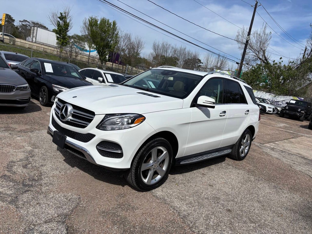 Mercedes-Benz GLE Vehicle Full-screen Gallery Image 05