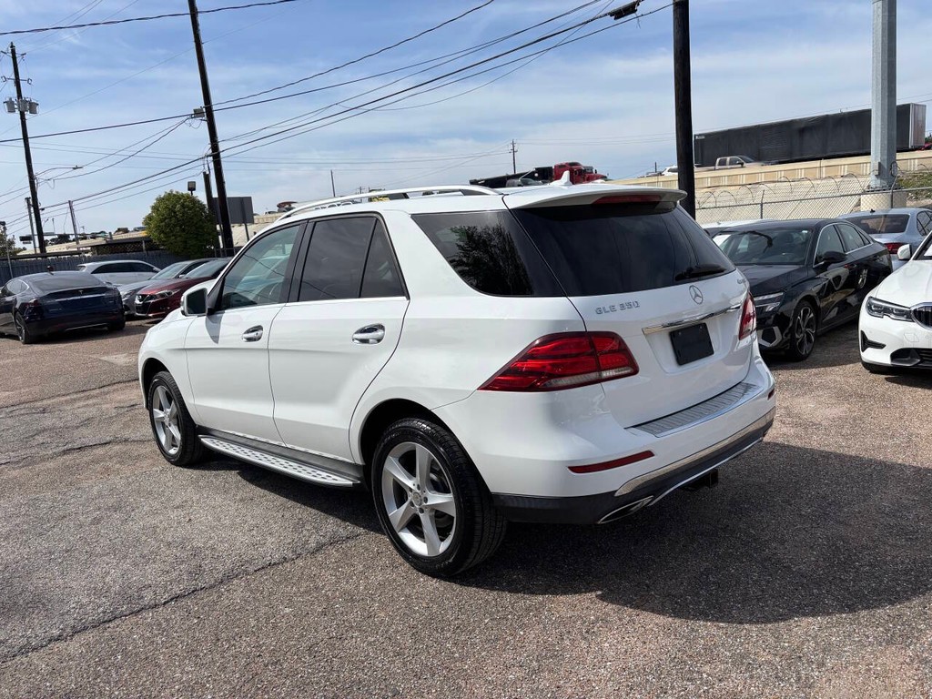 Mercedes-Benz GLE Vehicle Full-screen Gallery Image 06