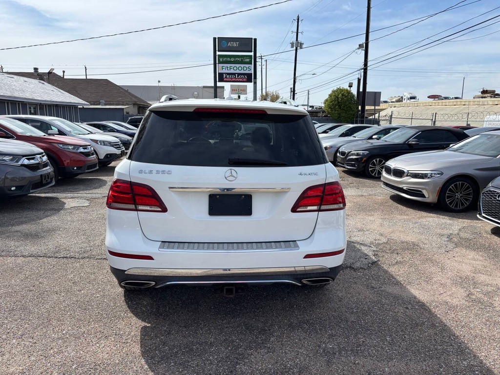 Mercedes-Benz GLE Vehicle Full-screen Gallery Image 07