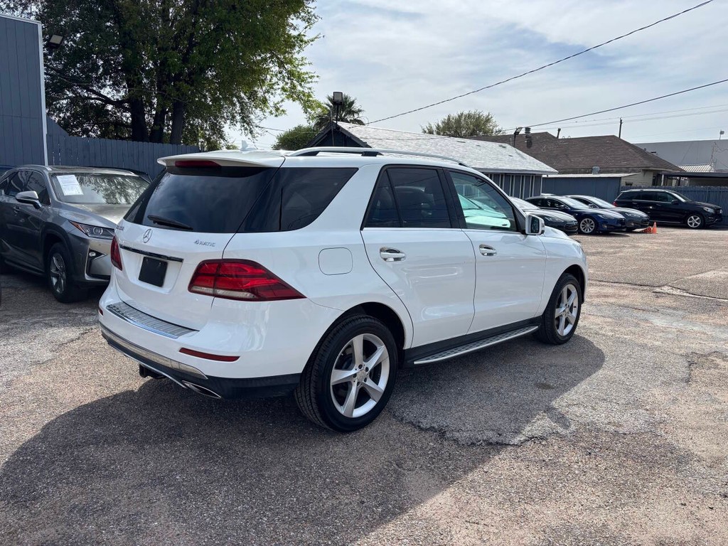Mercedes-Benz GLE Vehicle Full-screen Gallery Image 08