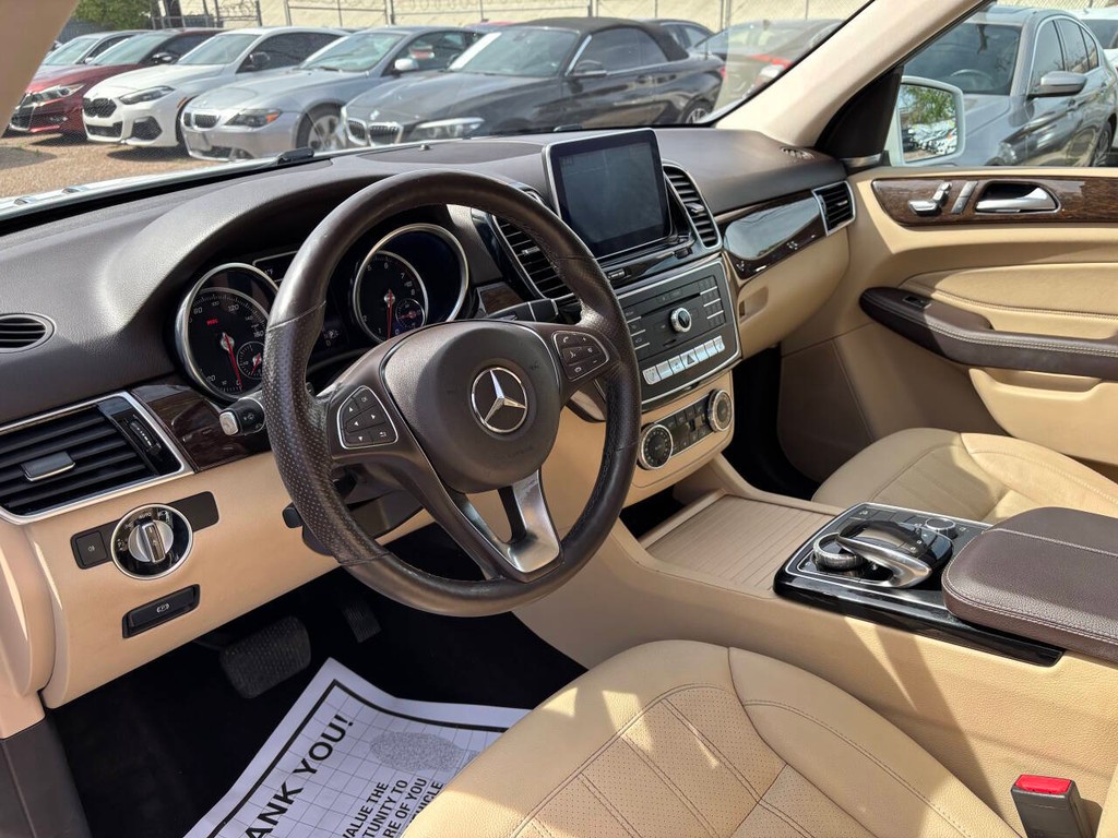 Mercedes-Benz GLE Vehicle Full-screen Gallery Image 09