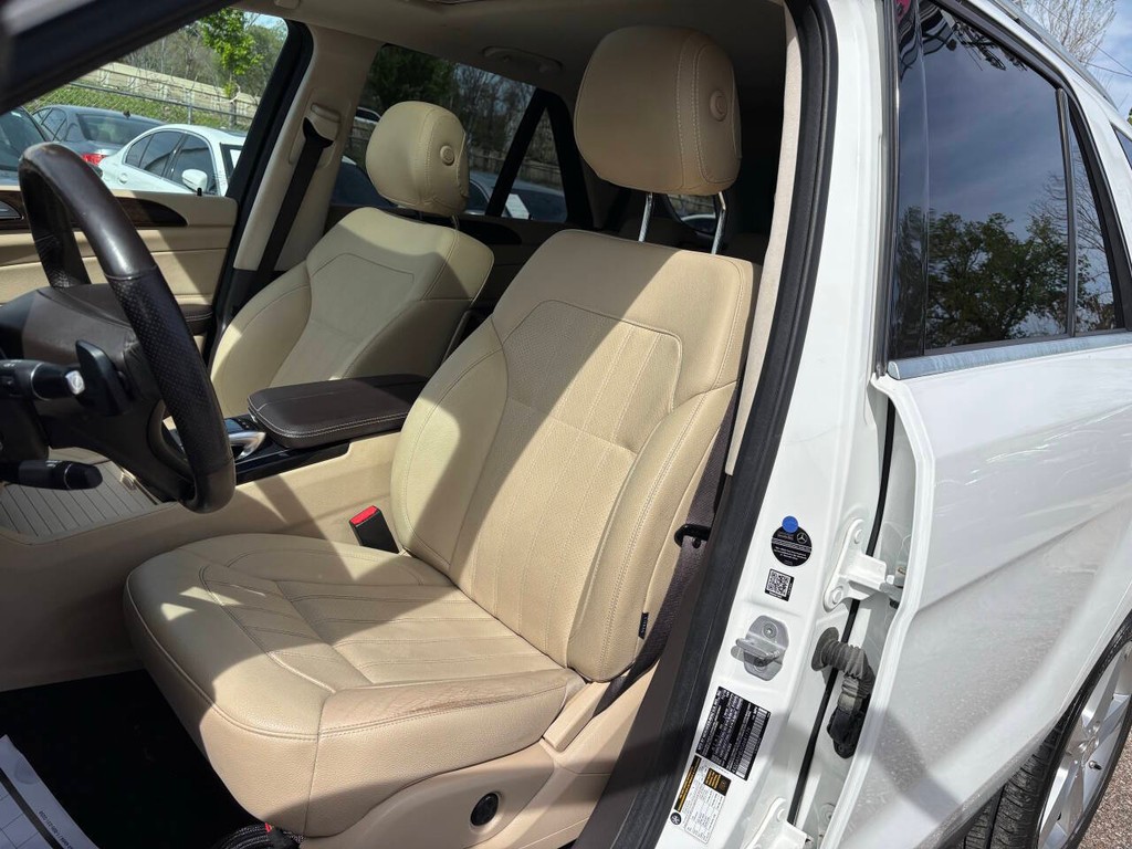 Mercedes-Benz GLE Vehicle Full-screen Gallery Image 10