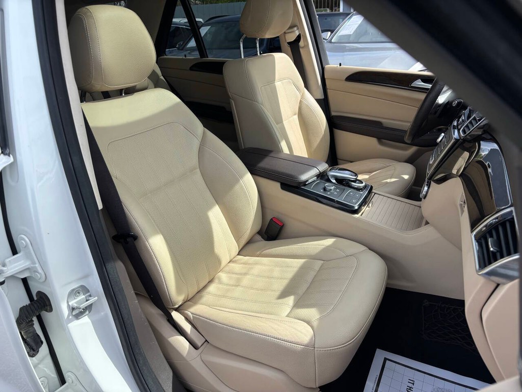 Mercedes-Benz GLE Vehicle Full-screen Gallery Image 11